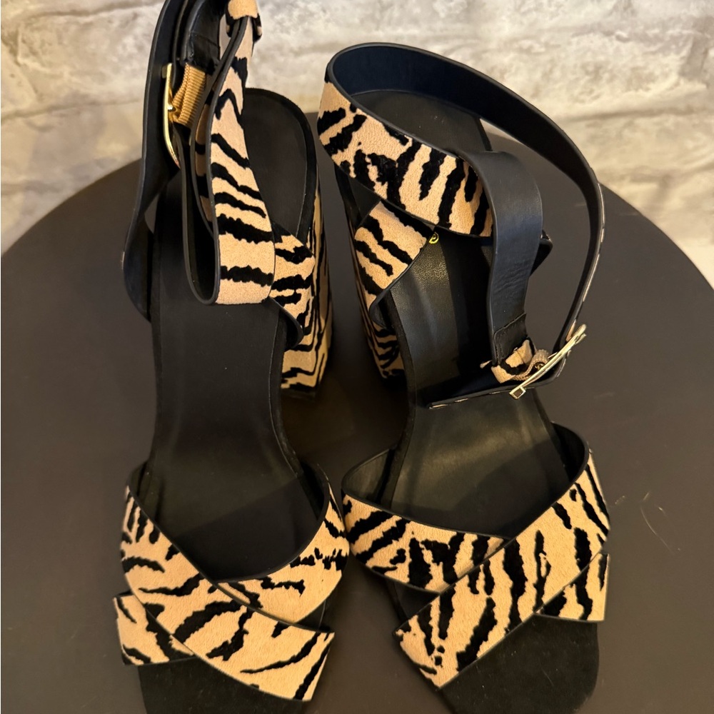 NWOB Qupid Black and Tan Animal Print Block Heels Sz 6
